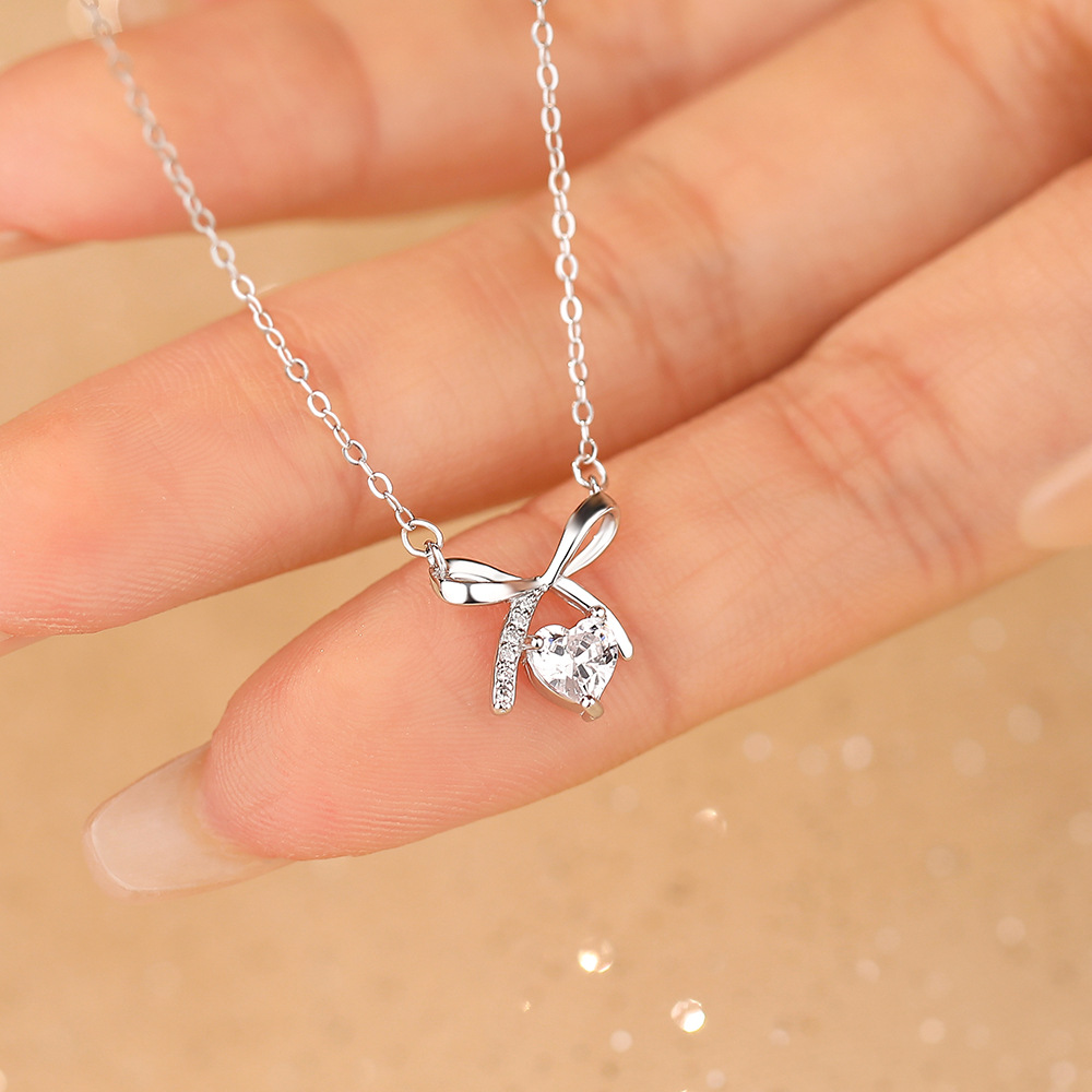 Verfijnde vlinderhanger met zirkonia voor dames. Sierlijke vergulde choker met een sprookjesachtige uitstraling. Hypoallergeen, lichtgewicht en vol._voghion.com