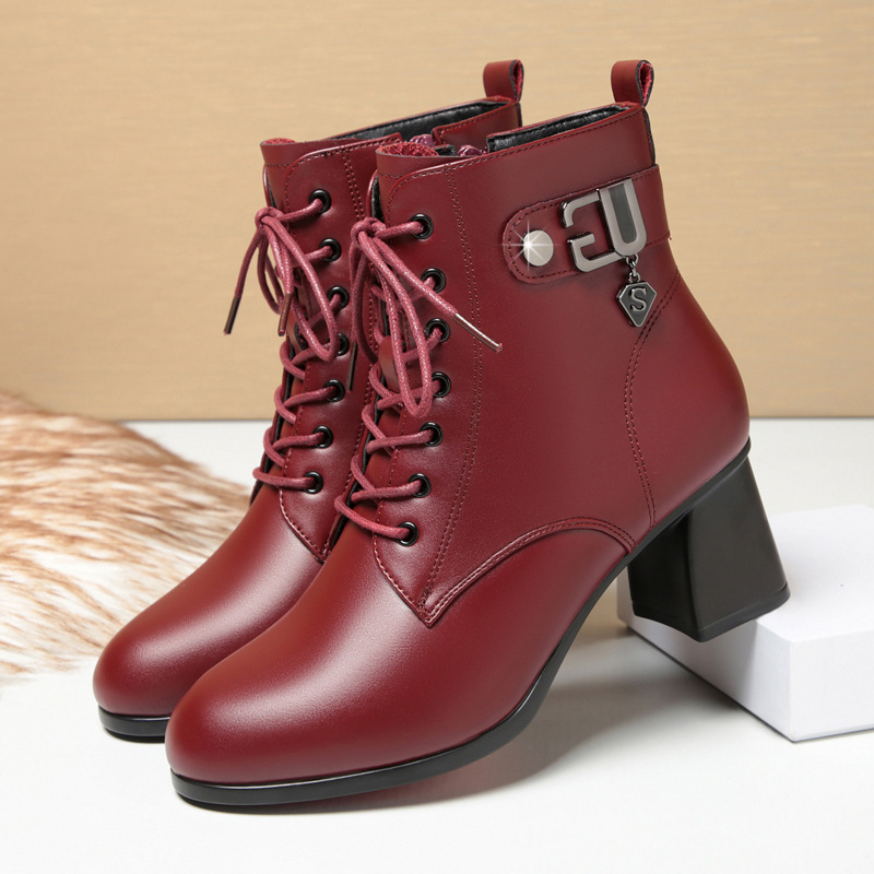 Fábrica al por mayor 2024 nuevas botas Martin de tacón medio zapatos de cuero forrados de lana de invierno de las mujeres botas cortas de cuero suave zapatos de madre transfronteriza