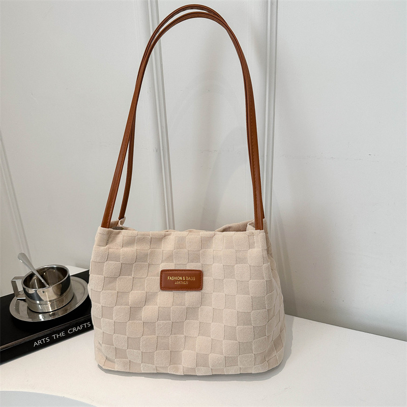 Nicho de diseño de bolsas de ajedrez para mujeres 2024 verano nuevo estilo para estudiantes de viaje al trabajo en clase de hombro único brazo bolso