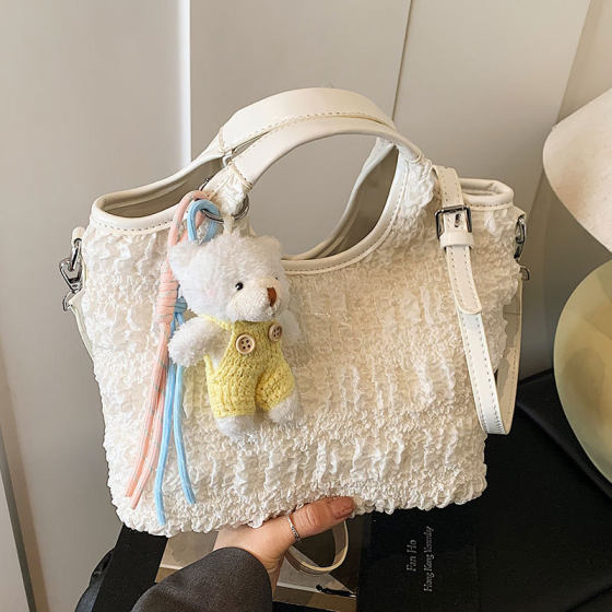 This year's popular South Korea gentle style pleated portable bucket bag fashion all-match foreign style commuter messenger bag for women