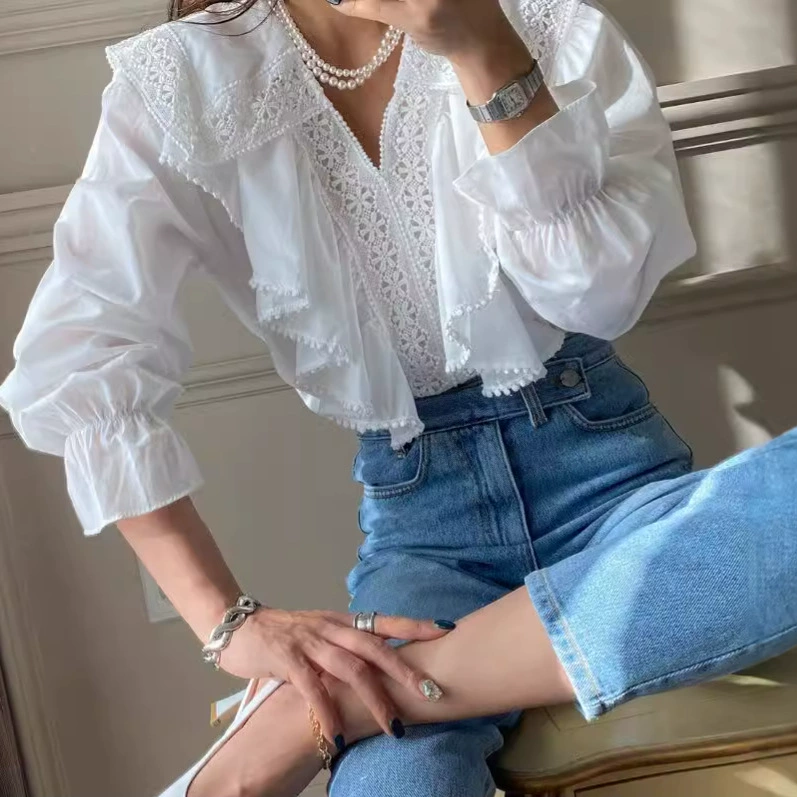 Новая женская блузка в корейском стиле на осень 2024: универсальная белая рубашка с вышивкой, кружевом и оборками