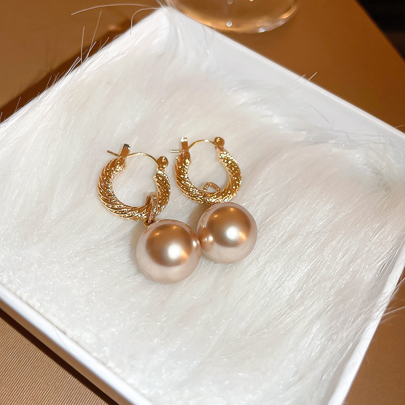 Pendientes de perlas de diamantes con aguja de plata galvanizada en oro real Pendientes de temperamento de lujo ligero retro francés Pendientes de todo fósforo de alta calidad mujer