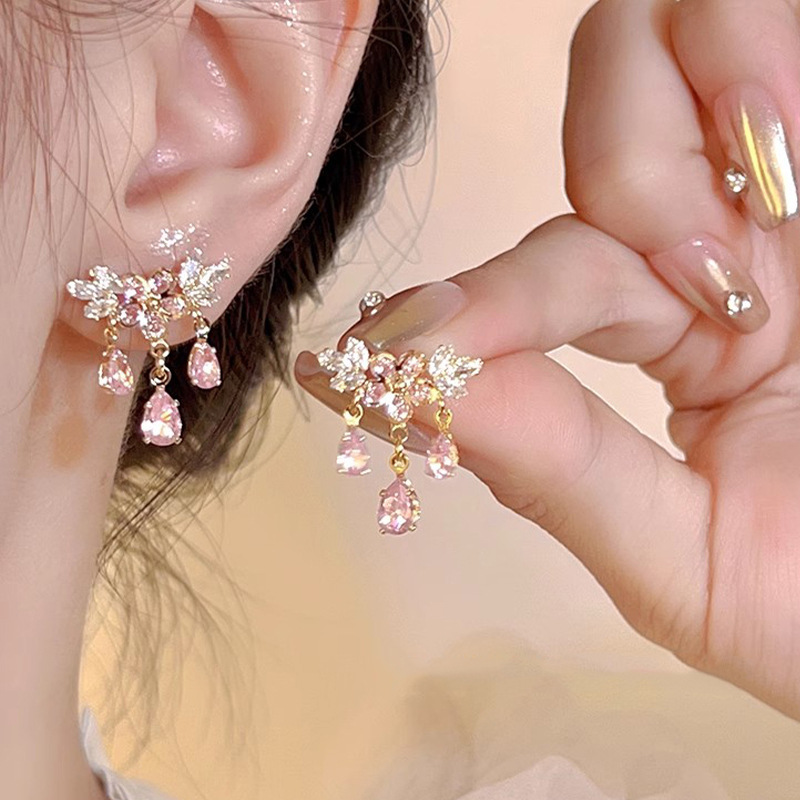 Diseño de nicho de alta gama borla larga sin orejas clip de oreja elegante estilo occidental de las mujeres cara-mirando pequeños nuevos pendientes de moda