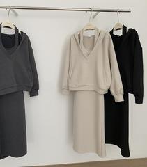 2023秋冬スーツのスカートがゆったりしていて、帽子付きの首のワンピースがゆったりしています。