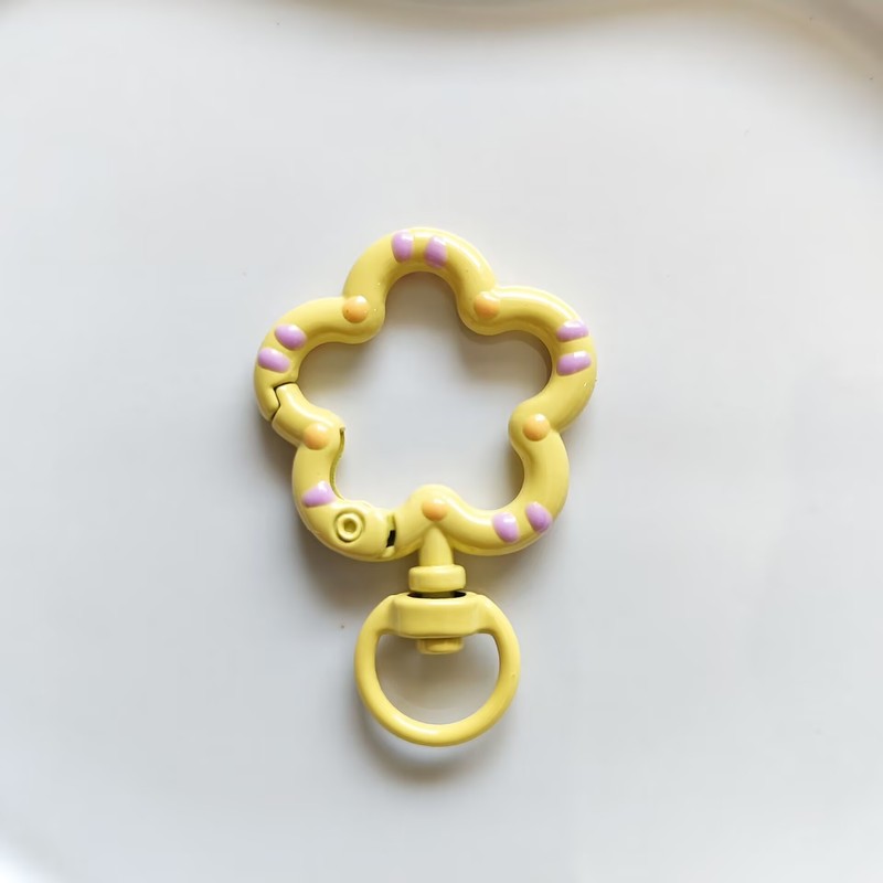 手描きのカラーの漆の花のスプリングはキャンディーの色の金属の油のキーを掛けます。|undefined