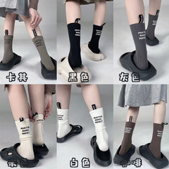 靴下の女性の個性的な潮流の中で筒のかかとの布の標識のファッションの靴下の日本のinsの風は街のスケートボードの秋冬の綿の卸売りを出します。