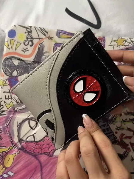 Spider-patterned metal patch short wallet for men, foldable leather wallet made of PU material, student coin purse and card holder, trendy