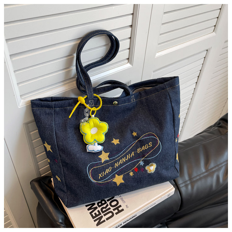 2022 Summer New Large Capacity Cartoon Star Pattern Flower Pendant Denim Bag display picture 2