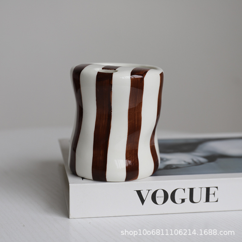 Ventas transfronterizas calientes cerámicas simples tazas de paja de café tazas de agua domésticas tazas de alto valor de cara tazas de rayas coreanas pintadas a mano tazas