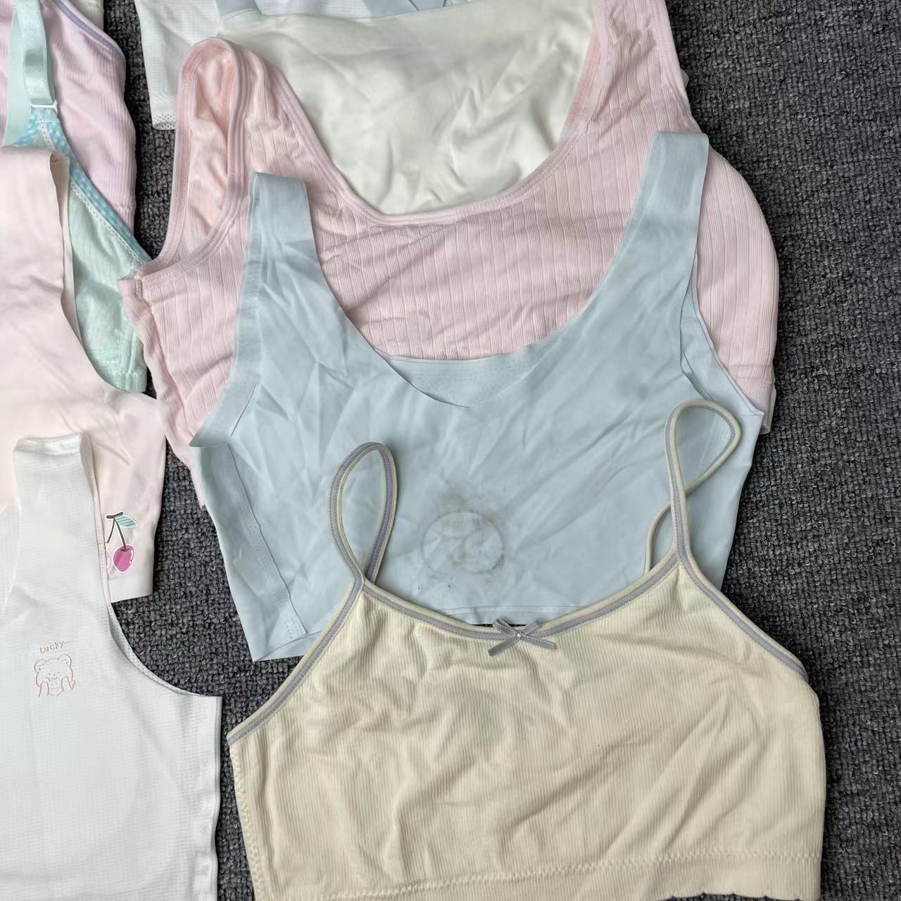 Varios inventario precio bajo tratamiento de liquidación defecto teñido niñas alrededor de las niñas belleza espalda pecho pad ropa interior al por mayor