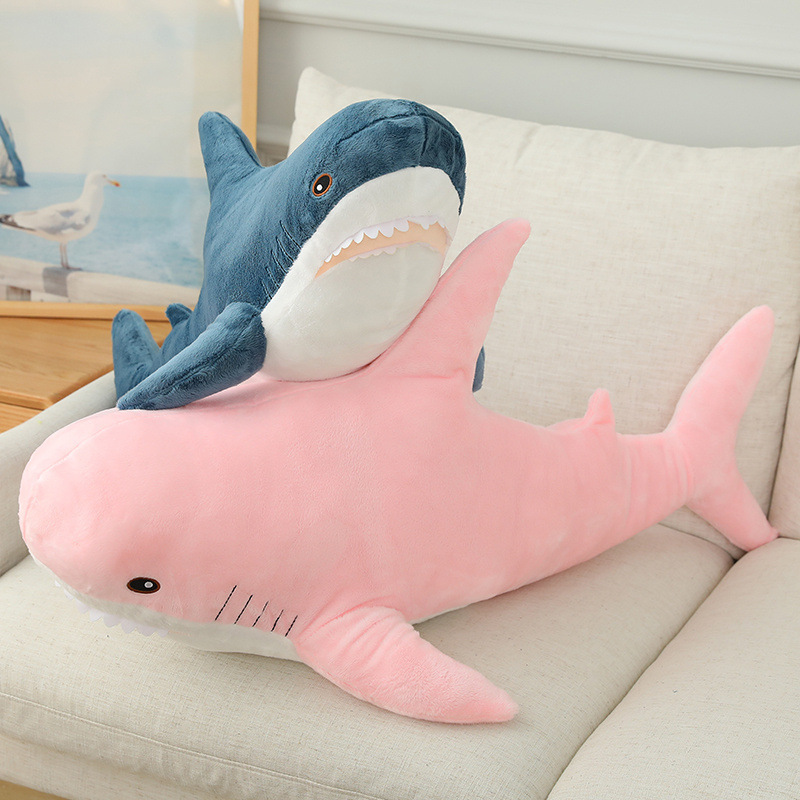 青いサメのぬいぐるみのホジロザメのぬいぐるみ1メートルの長さのサメが枕を抱いて寝て誕生日プレゼントを抱きます。|undefined