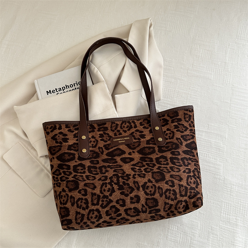 Bolsa de gran capacidad de leopardo para mujeres otoño y invierno 2024 nuevo tipo de bolso de hombro de moda extranjera versátil bolso de viaje retro