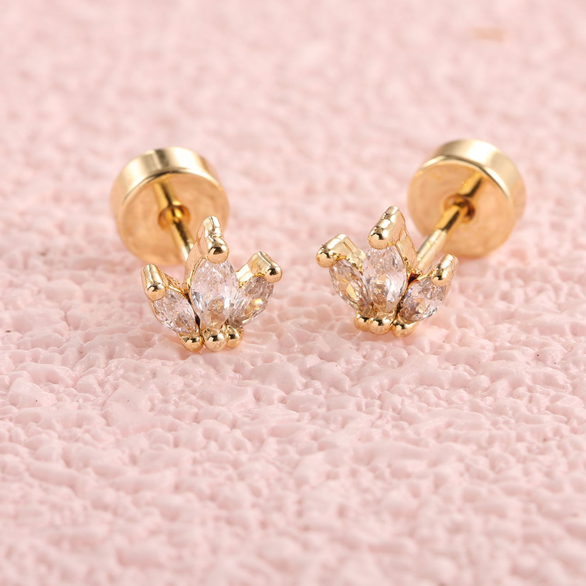 Pointed titanium steel lip stud product view