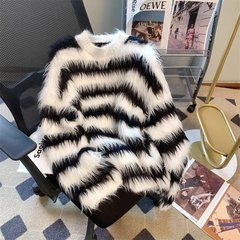 秋冬の新型の白黒のストライプはミンクの毛のセーターの男性の韓国版のカジュアルでゆったりしている毛の外でニットの上着を着て潮が満ちています。