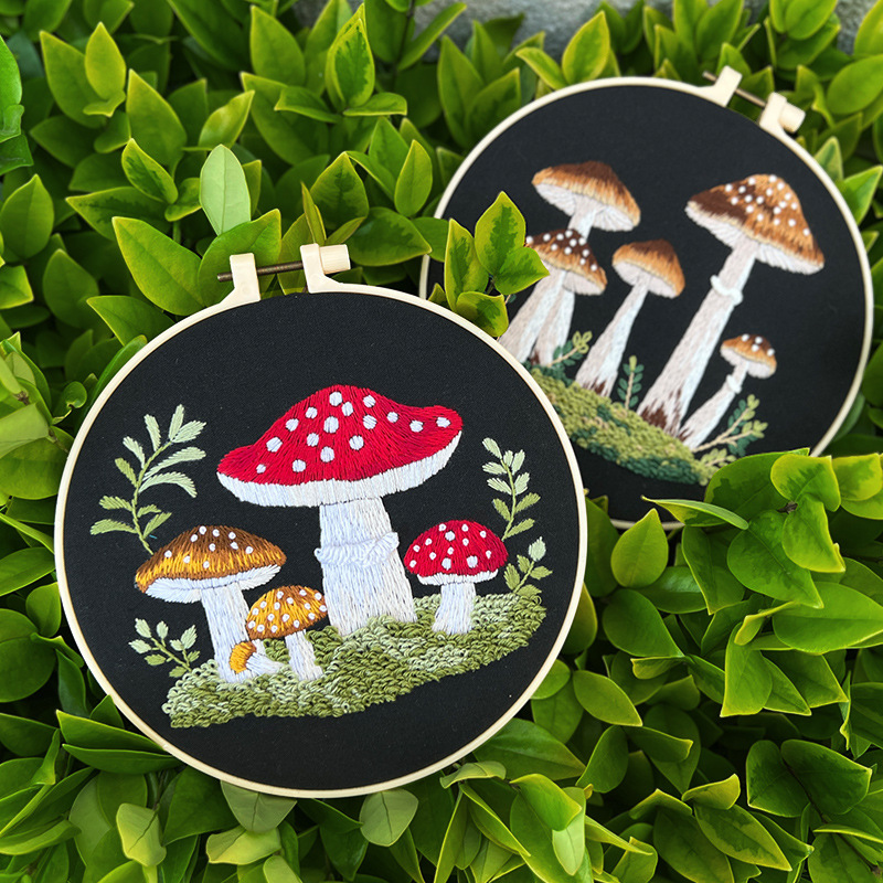 Nuevo producto Forest Mushroom English Colgante Pintura Lu Bordado a mano Paquete de material de bricolaje Pintura pequeña de la casa de hongos creativos para niños
