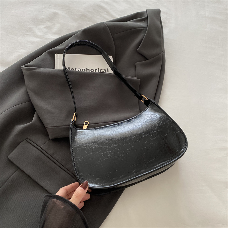 Bolso de sentido de alta gama para mujer 2024 nuevo bolso de palo francés bolso retro portátil para axilas bolso de charol de un solo hombro para niña de estilo occidental