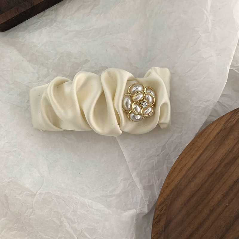 Chouchou en satin avec perles et pince à cheveux élégante_voghion.com