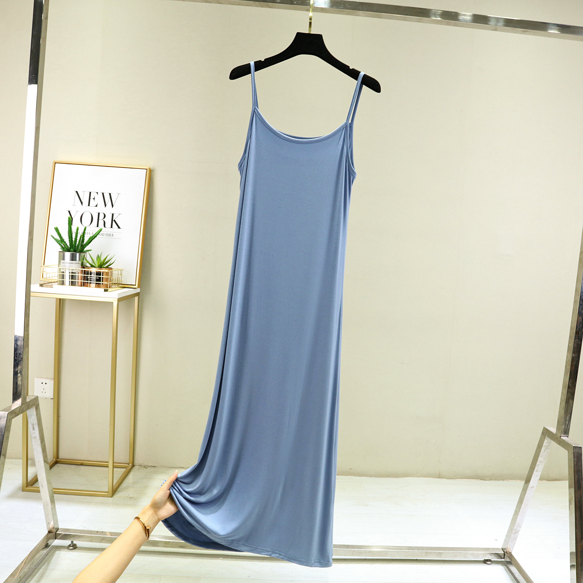 モーダルストラップのベストスカートの女性の夏の中には、袖なしのロングスカートの裏地が痩せている中長のワンピースがあります。