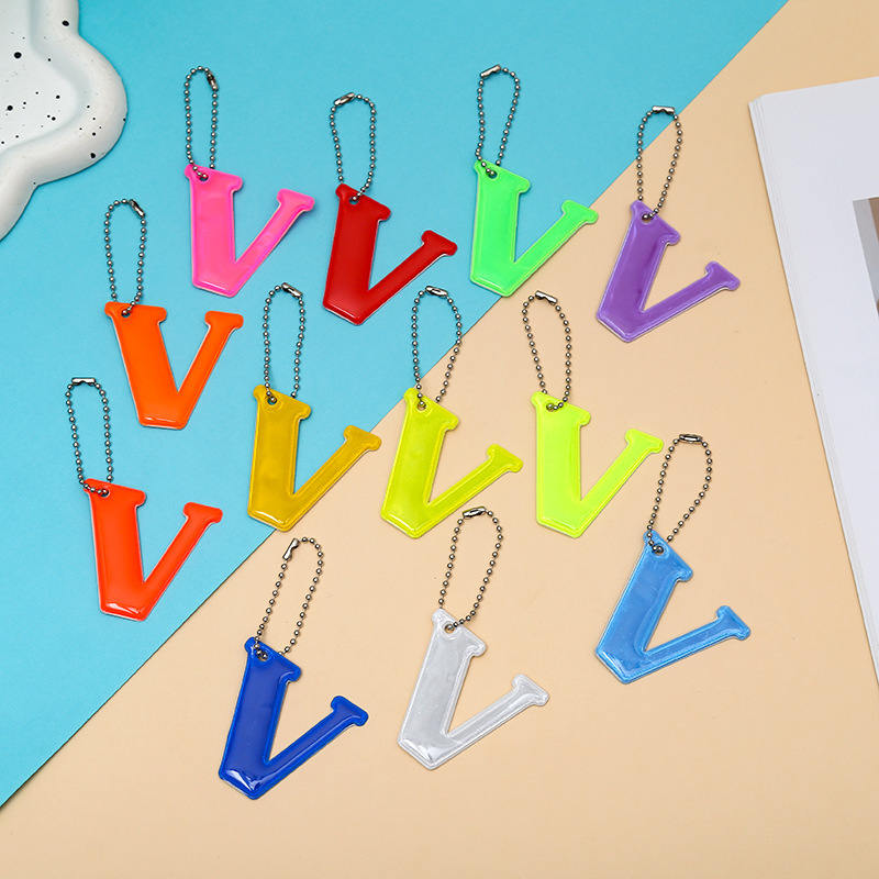 跨境字母V12色反光警示挂件PVC骑行背包挂件夜间标识钥匙扣挂件