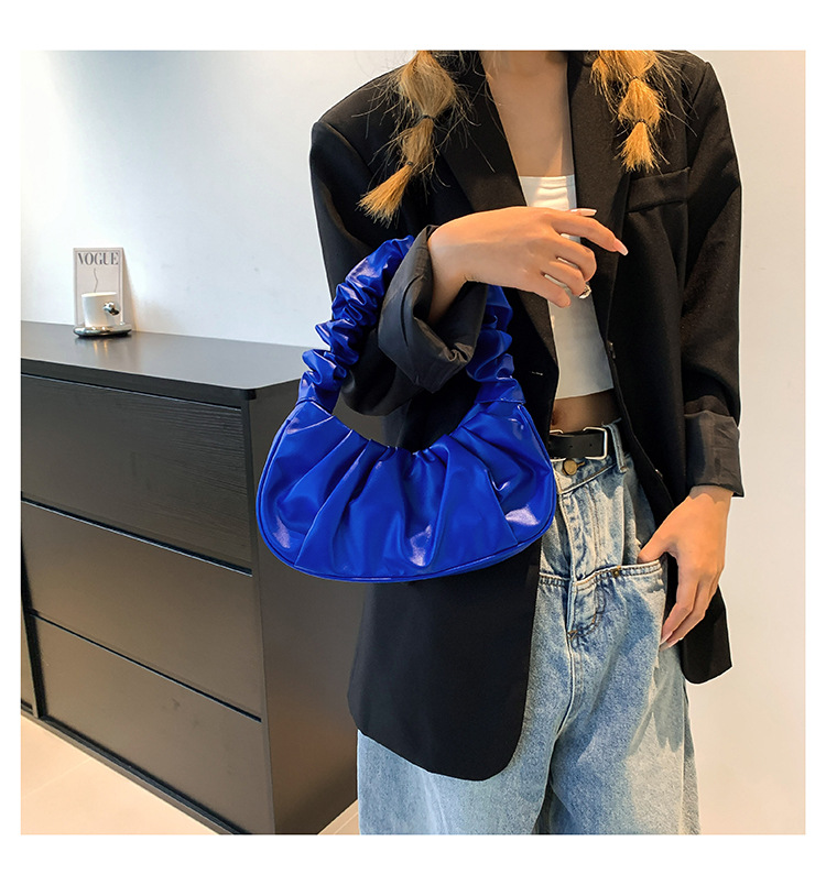Borsa a tracolla singola a spalla singola con metodo cloud piegato sotto le ascelle da donna 2024. Borsa a mano con texture casual_voghion.com