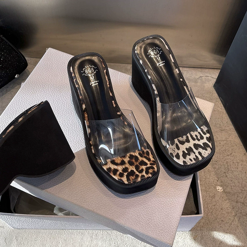 Тапки на склоне с толстой подошной подошвы для женского летнего ношения высокого уровня чувство сети красный прозрачный леопардовый водонепроницаемый стол сандалии на высоком каблуке