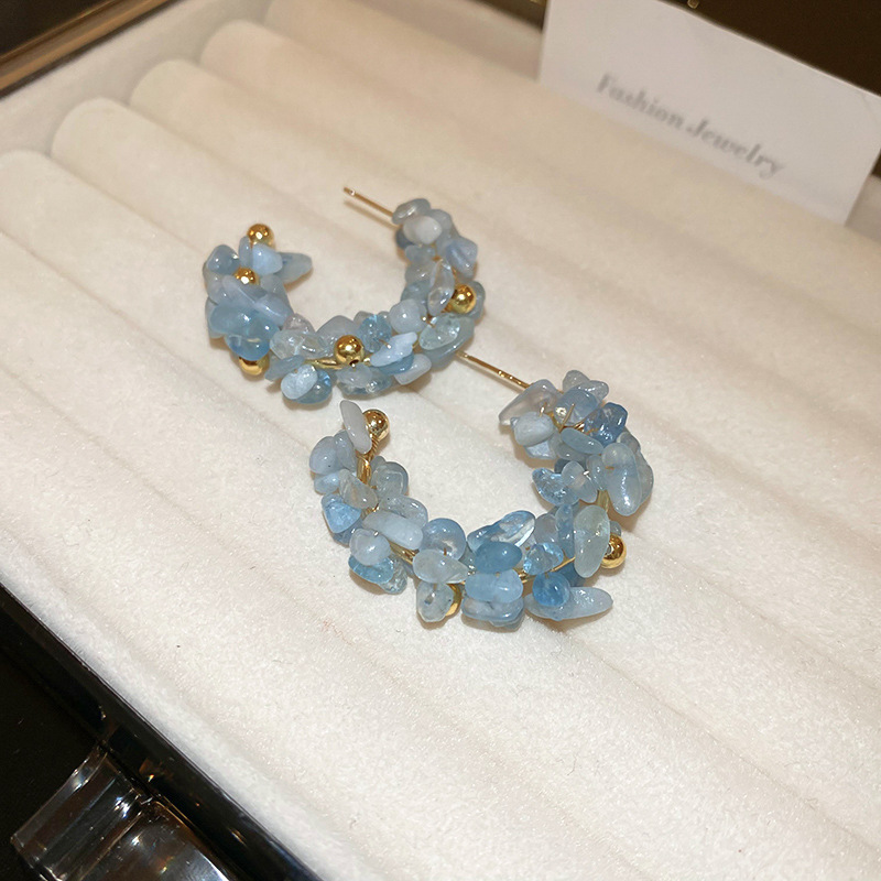 Aguja de plata Pendientes de cuentas de aguamarina fresca pequeña Pendientes de sal rota de estilo de vacaciones junto al mar Pendientes de sentido avanzado de personalidad francesa