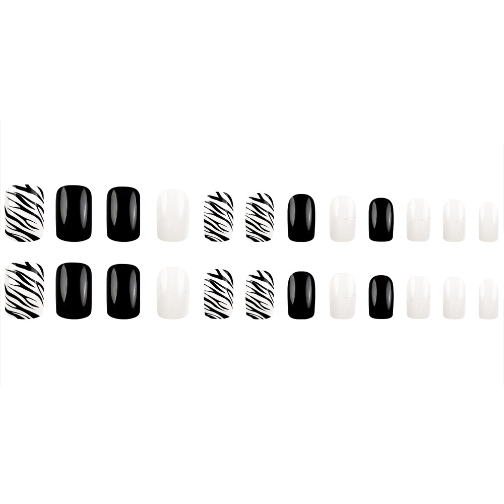 Stripes en blanco y negro desmontables de uñas juguetonas y lindas piezas de uñas falsas 24 piezas de parche de uñas terminado