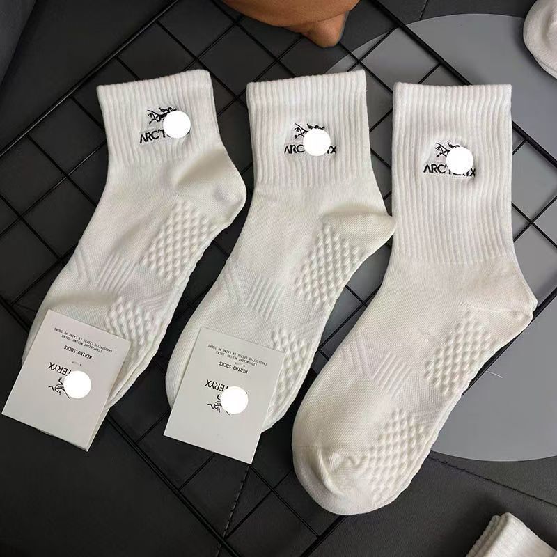 Cotton Light Luxury Embroidered Bird Solid Color Ins Outdoor Men's and Women's Black and White Summer Sweat Absorbing Breathable Deodorant Internet Celebrity Explosive Socks