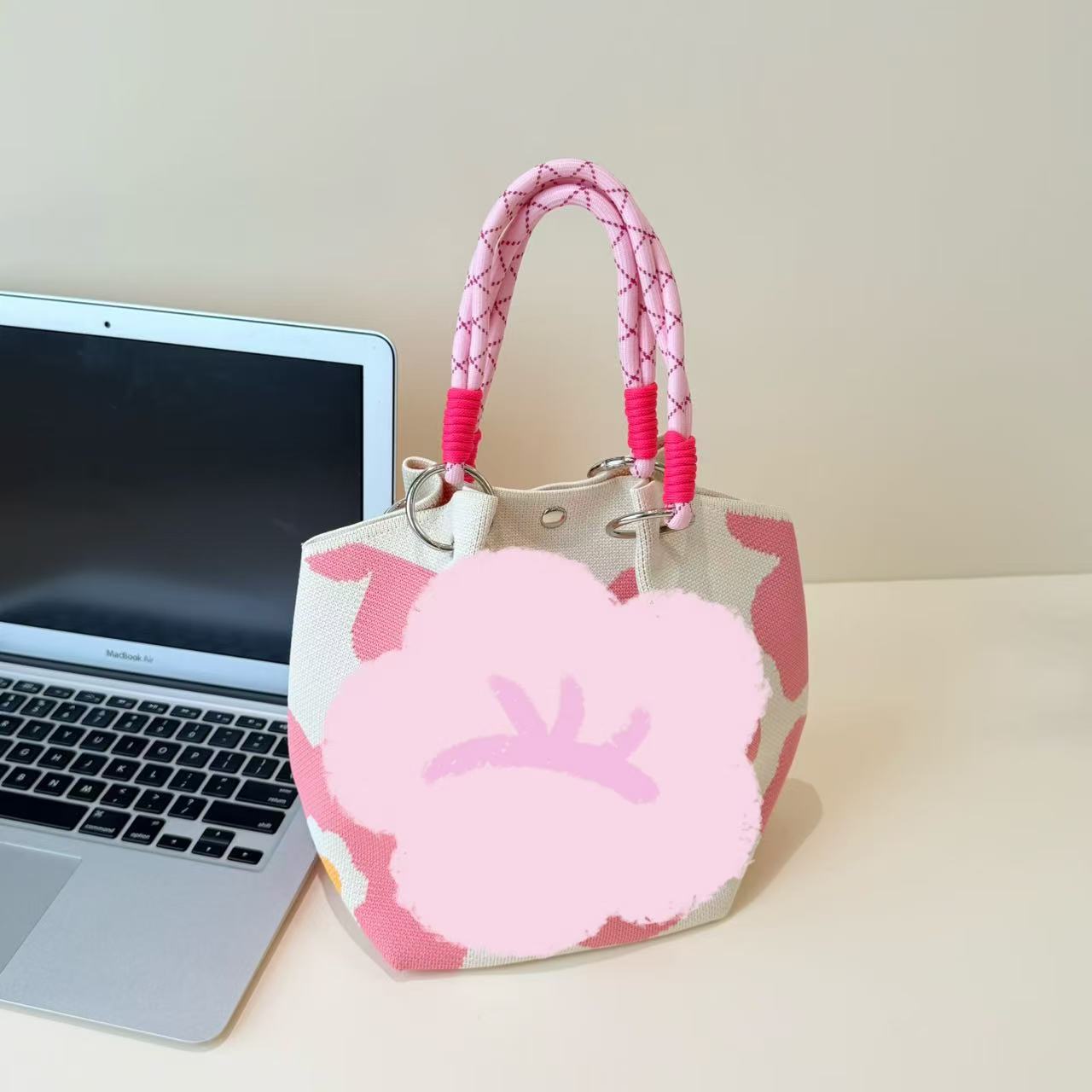 2026 primavera y verano nuevo bolso de cubo de pintura creativo portátil gran espacio de aire de dopamina alta sensación mochila
