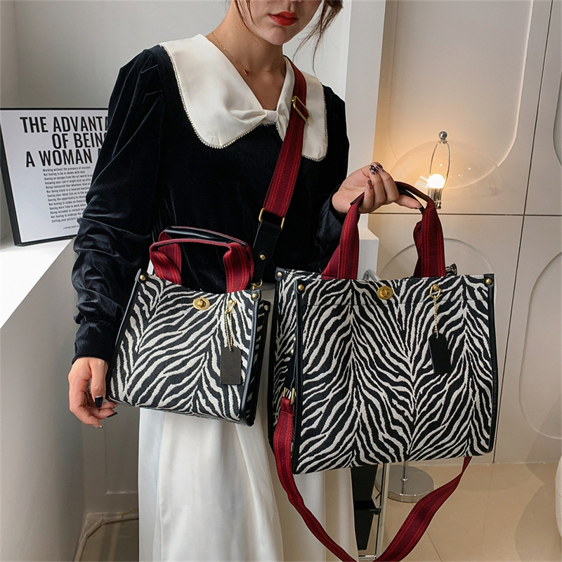 Bolso con estampado de leopardo para mujer 2024, nuevo bolso tote retro de moda para ir al trabajo, con hebilla texturizada, bolso bandolera de un solo hombro.