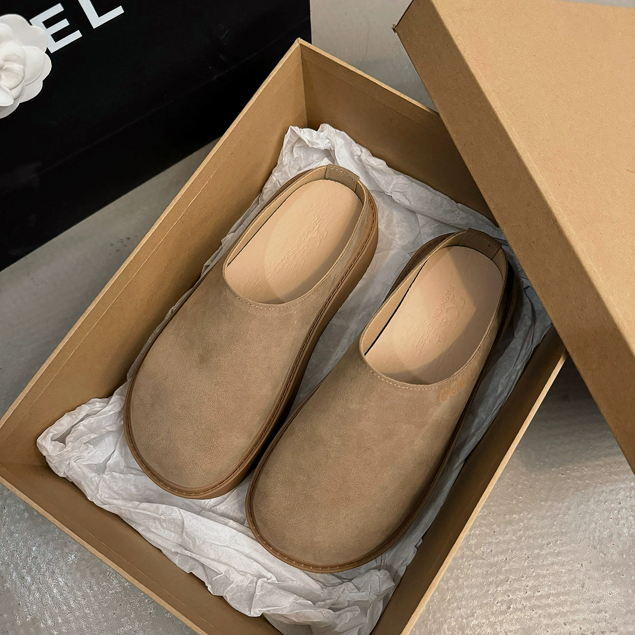 Французский темперамент с толстой подошвой с половиной тапочек женская осенняя одежда с юбкой 2024 новые супер огненные ленивые ботинки