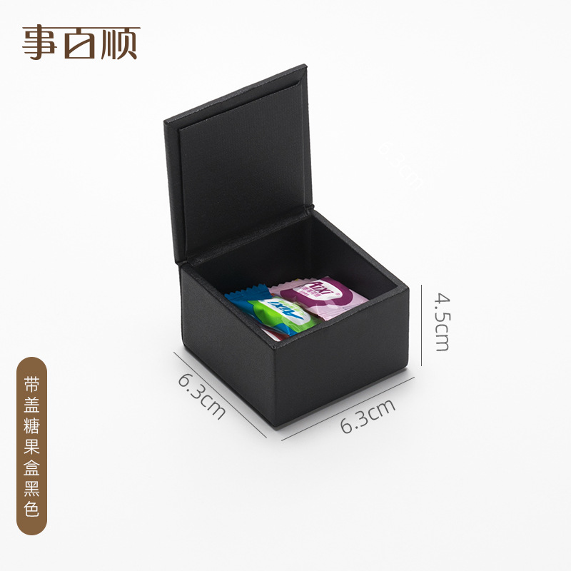 뚜껑이 있는 검정색 사탕 상자