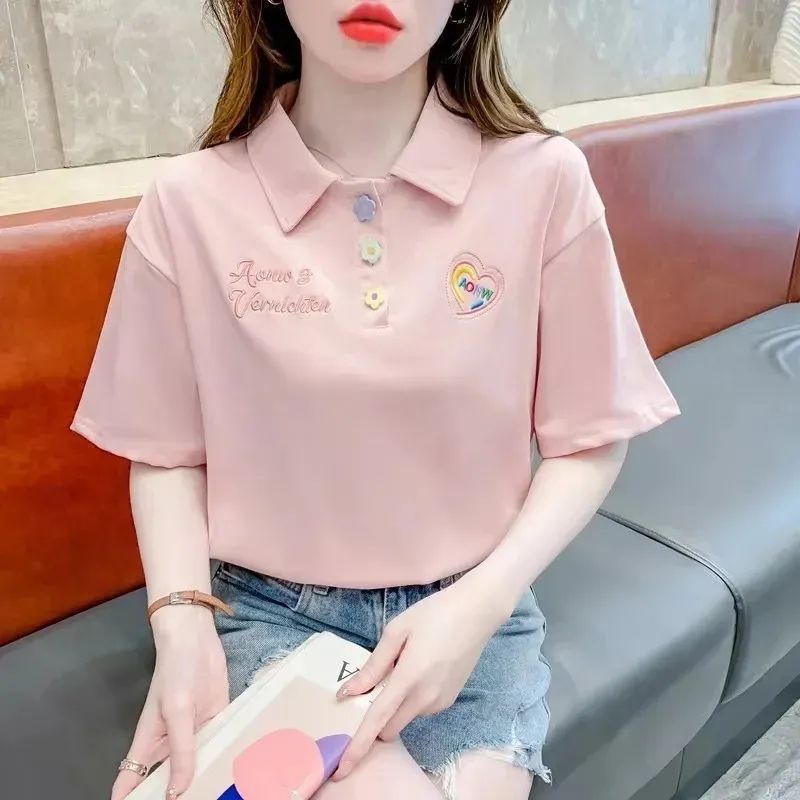 Camiseta de manga corta con cuello de polo bordado con diseño de nicho image 1