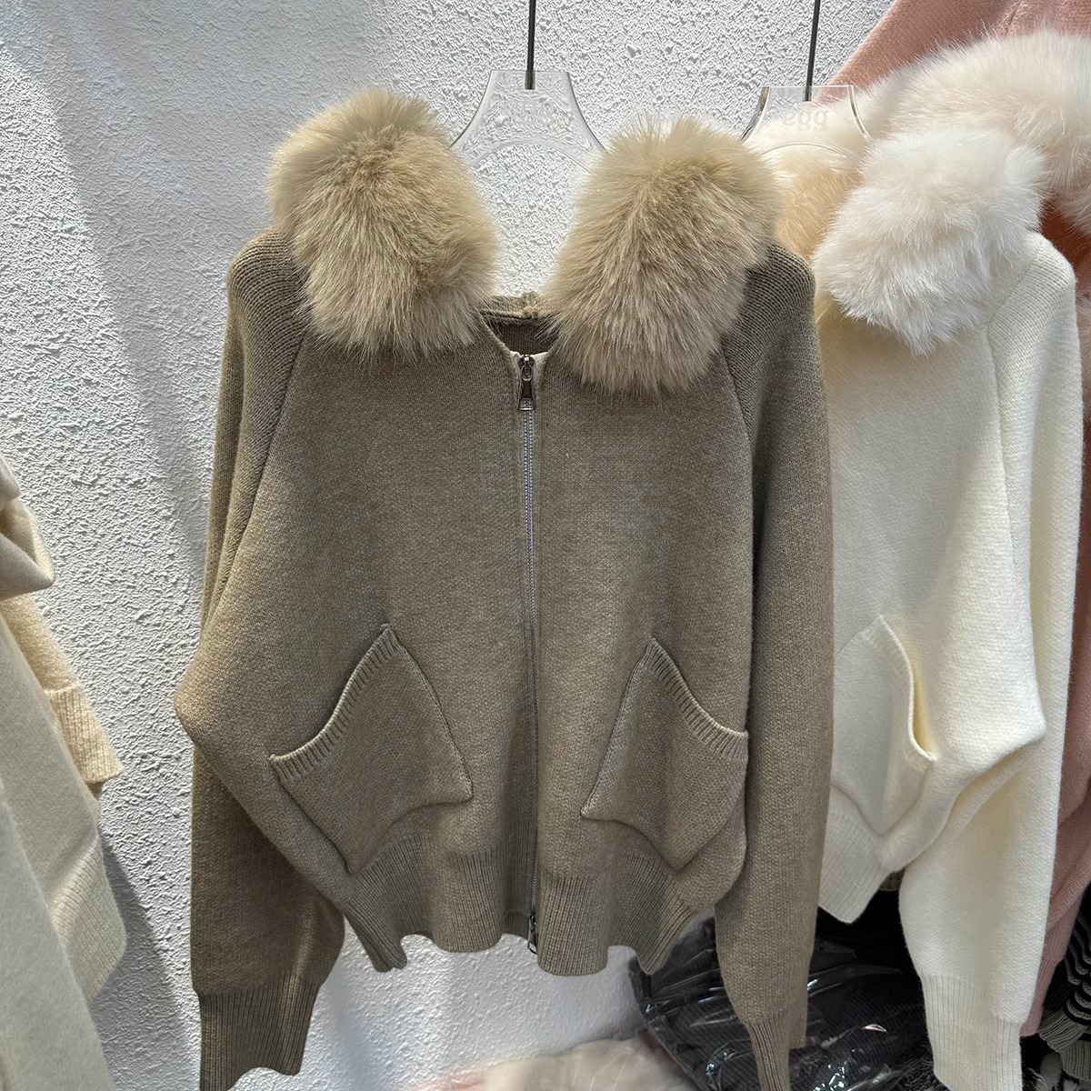 Damenbekleidung: Oversize-Strickjacke mit Pelzbesatz und Kapuze – Winterstrickjacke für Damen_voghion.com