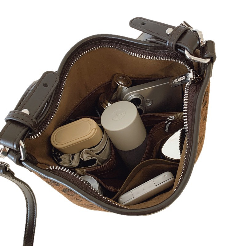 Niche Zhong esmaltado leopardo bolso de cubo para mujeres 2025 nuevo alta sensación de brazo de hombro bolso de transporte universal