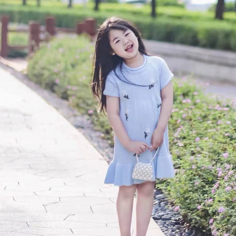 Вышитое вручную вязаное синее платье 2024 весна и лето новая детская одежда минималистская новая мода маленькая свежая