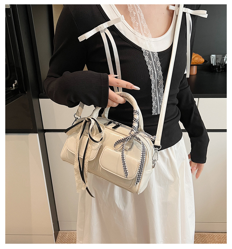 A trendy underarm bag for women in 2025, Korean version, Instagram Spring/Summer new fashion tote bag, versatile and large-capacity commuting bag full figure