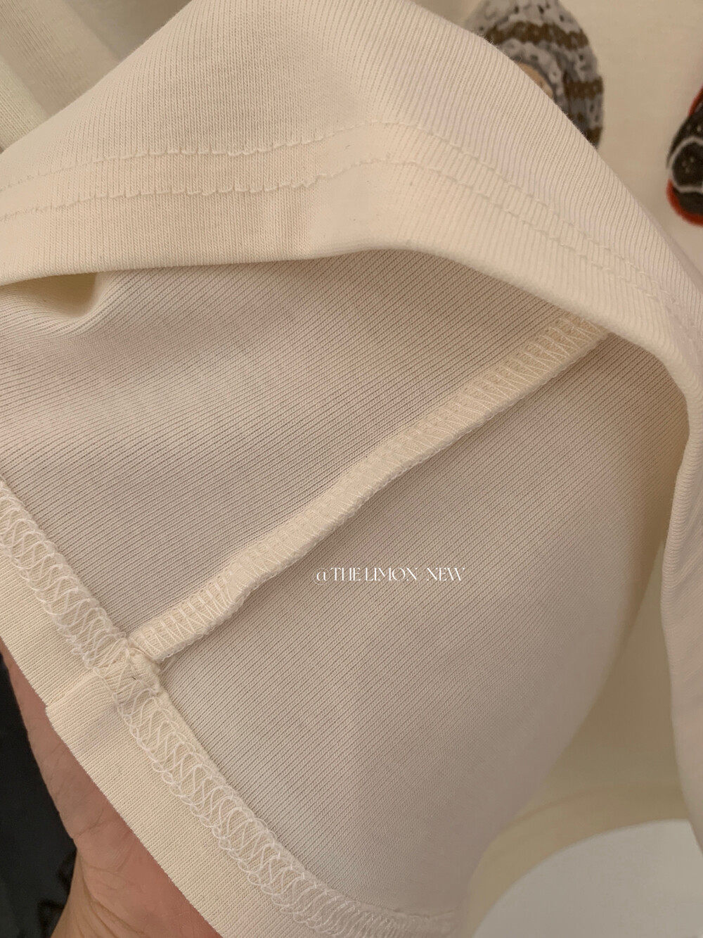 Áo thun nữ cổ tròn tay ngắn in hình chó con nơ hoa, phom vai vuông, phối màu pastel — trắng ngà, Màu cà phê, màu hồng, Xám hoa chi tiết 17