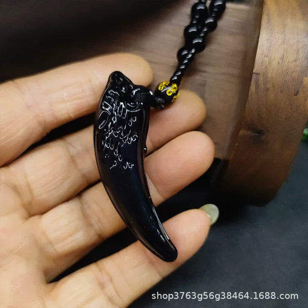 Hot-Selling Obsidian Wolf Tooth Necklace Pendant for Men and Women, Korean Style Dog Tooth Amulet, War Wolf Necklace, Obsidian