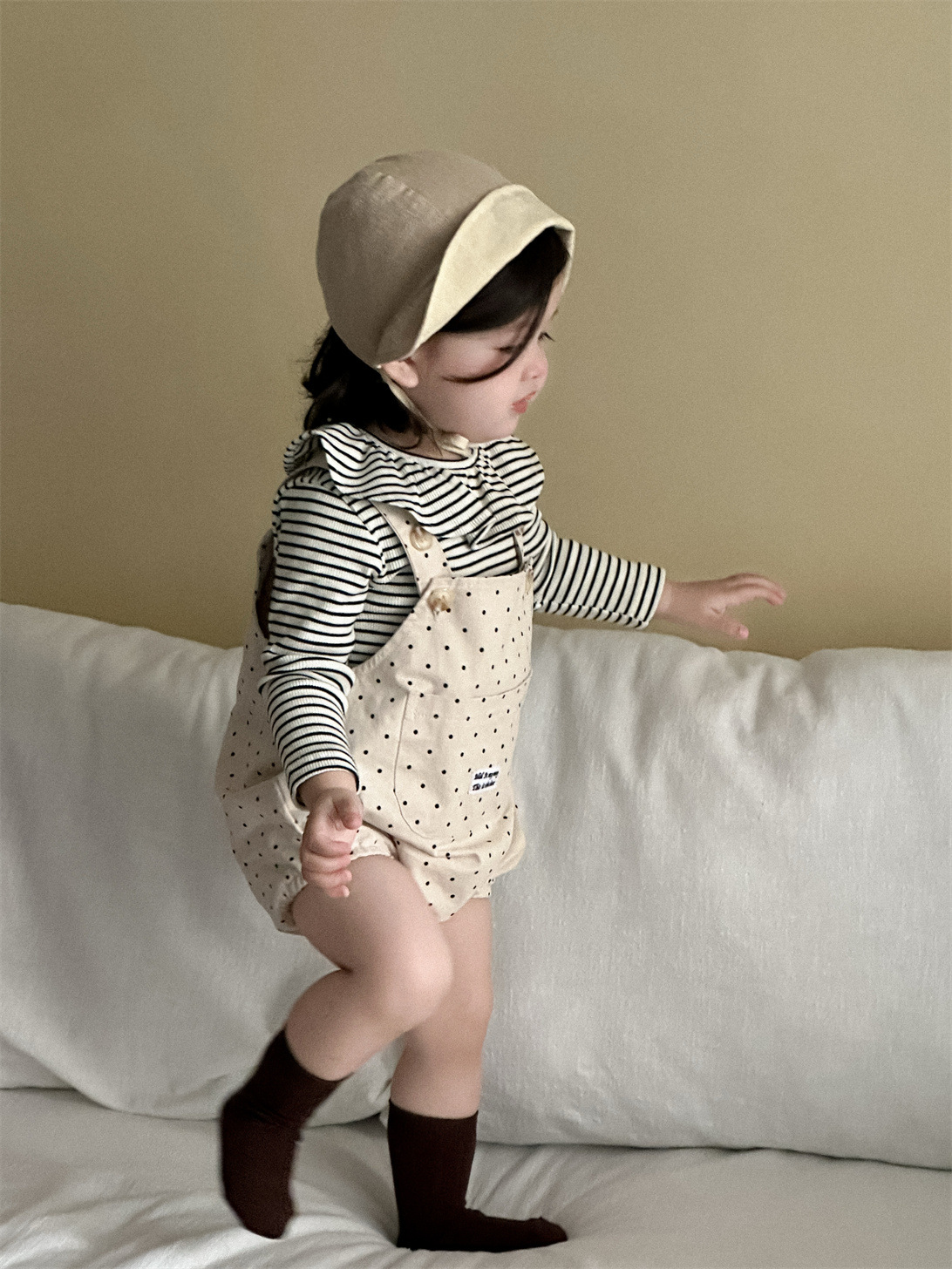 Ropa de otoño para niños, estilo coreano, ropa infantil, nuevo estilo de otoño 2025, conjunto de camisa de muñeca a rayas para niñas con tirantes y pelele