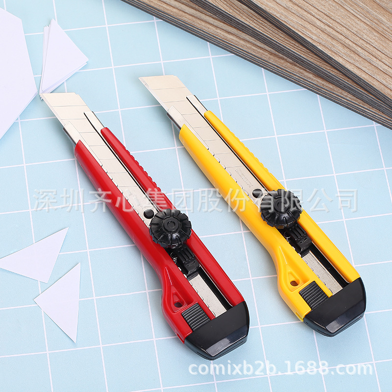 齐心B2804 美工刀旋钮款18mm刀片塑料手柄防滑橡胶不锈铁刀轨裁纸