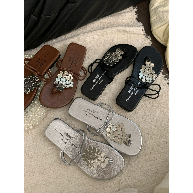 Женские летние пляжные сандалии-шлёпанцы из французского серебра, дизайн 2025 года, плоские римские сандалии, подходят к юбкам.