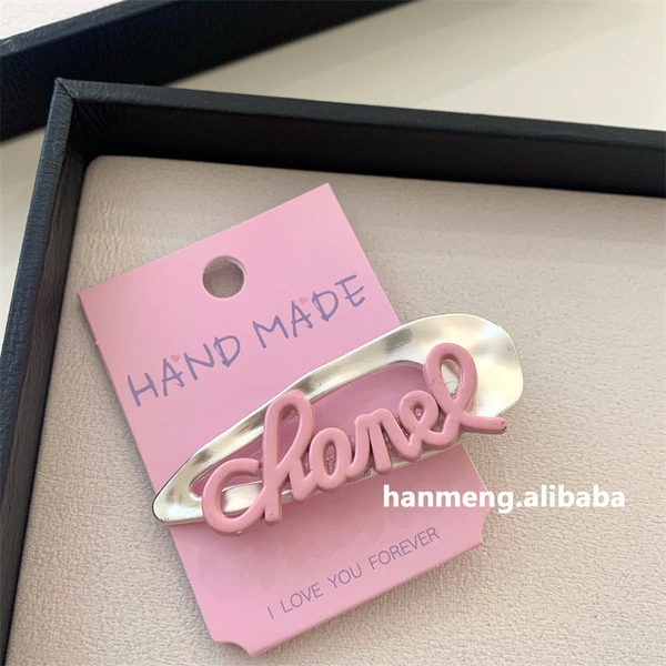 Fuchsia hairgrip with letters drop-shaped