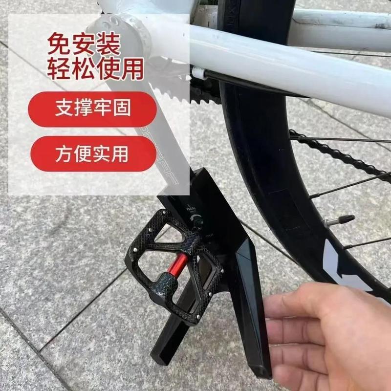 自転車の携帯用の足は止まっています。マウンテンバイクの駐車フレームを支えます。|undefined