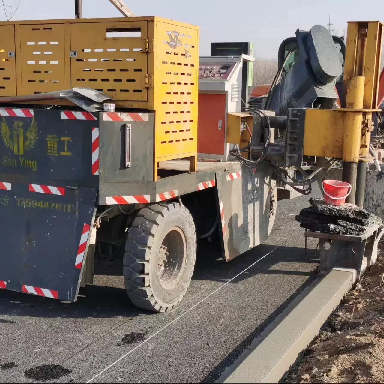 三英滑模机拦水带排水沟路肩路沿石路面加宽防撞墙