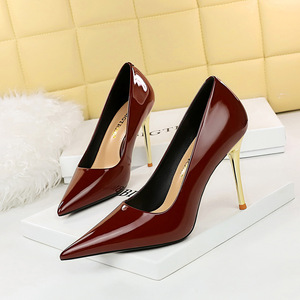 7122-1 European and American Fashion Simple Metal Heel Super High Heel Shallow Mouth Pointed Bright Lacquer High Heel Sh