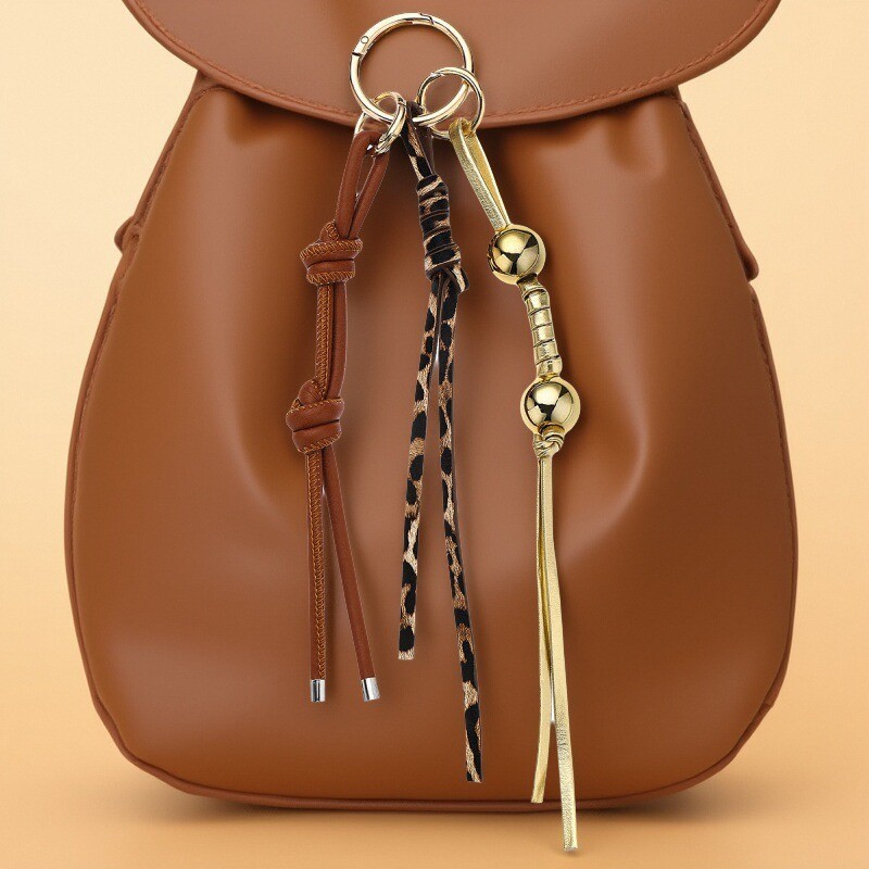 売れ筋のファッショナブルなバッグペンダント miu シリーズ多用途キーホルダーシンプルなレザー編組ロープ携帯電話ペンダント|undefined