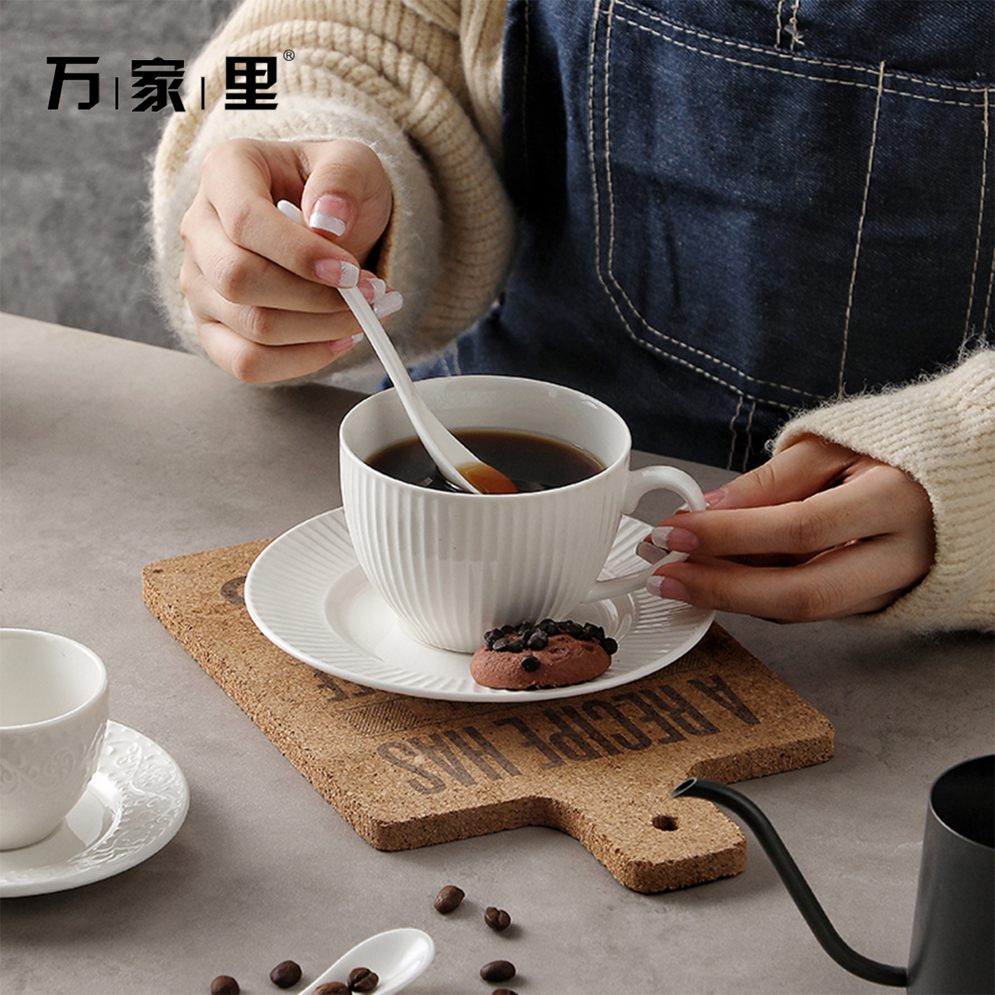 Juego de tazas y cucharas de café en relieve de cerámica blanca pura, tazas de alto valor, vajilla de postre de té de la tarde de estilo europeo