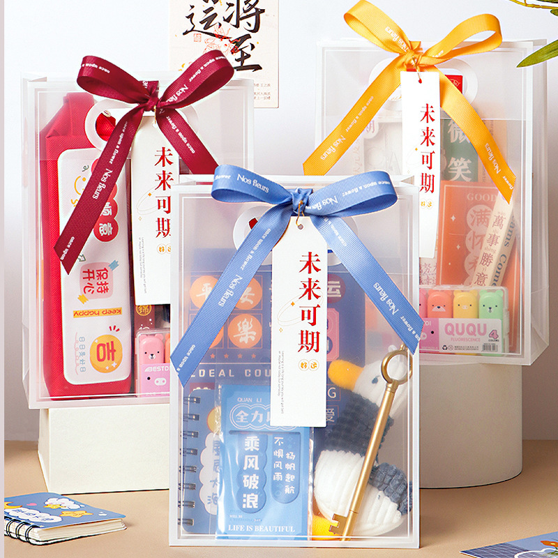 入学シーズンの小学生はプレゼントの高級感文房具セットのプレゼントを学生にプレゼントします。|undefined