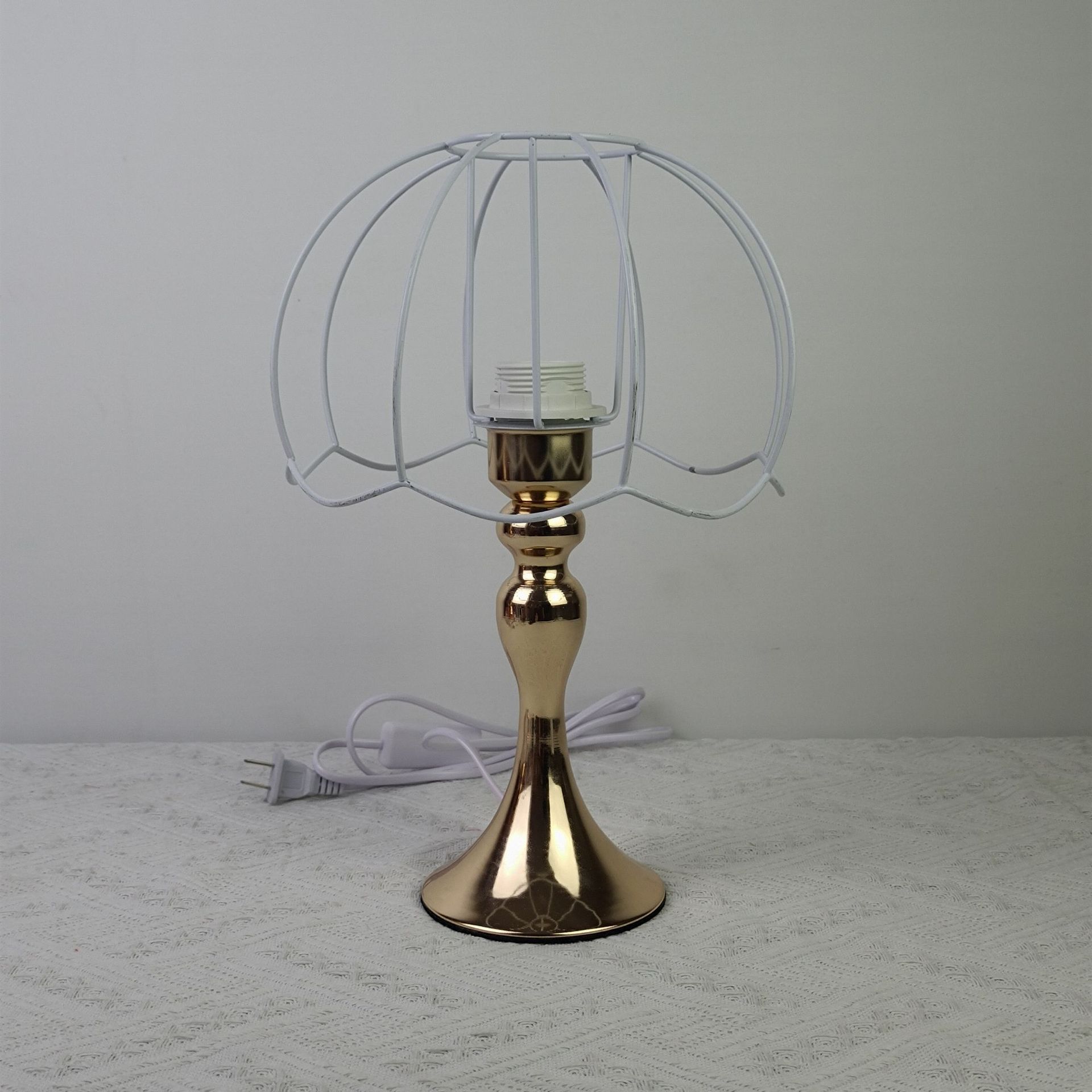 Hecho a mano DIY lámpara de mesa casera hierro estante base oro traje E27 bombilla libre abuela lana a cuadros ganchillo